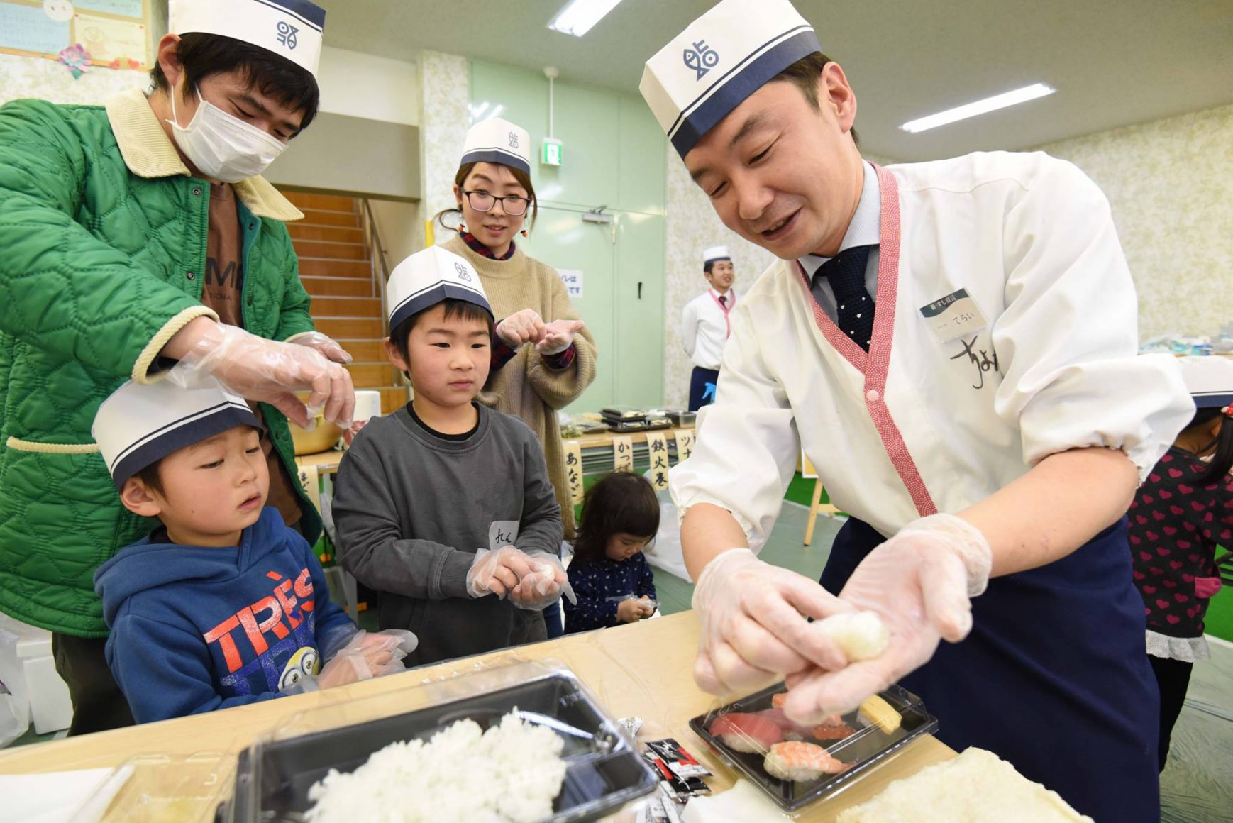 本格江戸前すし「ちよだ鮨」の皆さんが南相馬の子どもたちにお寿司を振る舞いに来てくださいました